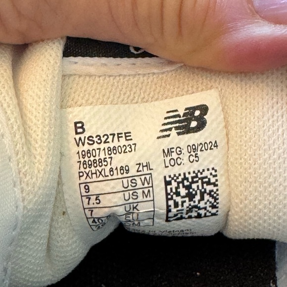 New Balance White and Black Women's Shoes - Picture 8 of 10